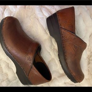 LLBean ladies leather size 81/2 made in Brazil clogs